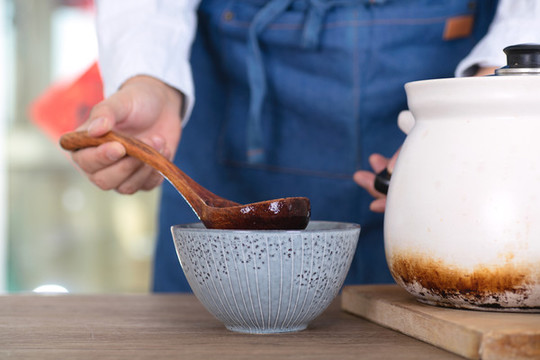 橫構(gòu)圖中國人把臘八粥盛到碗里