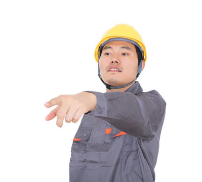 一位年輕的民工用手指前方