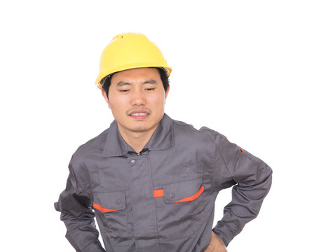 白背景前扭傷腰的建筑農(nóng)民工