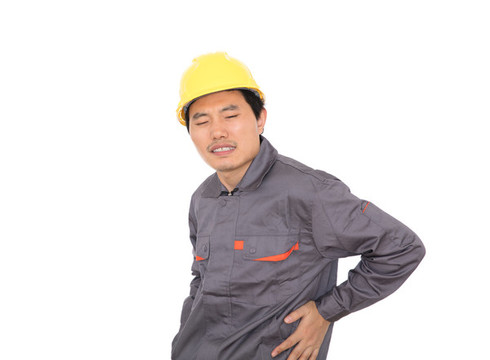 傷到腰面帶痛苦表情的農民工