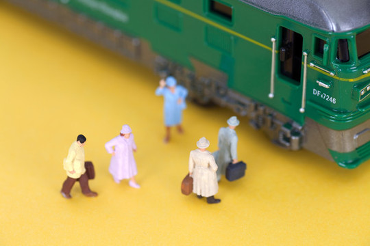 微縮世界里正在乘坐火車的人群