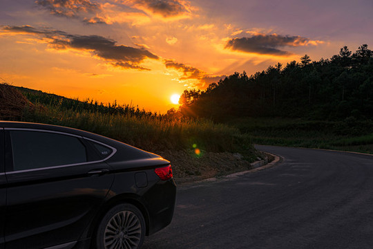 夕陽日落夕陽下的汽車