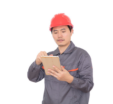 工人手拿ipad在使用