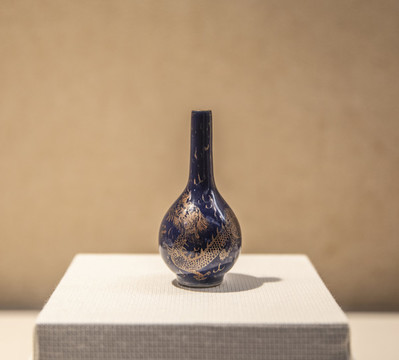 清乾隆霽藍釉描金龍紋小瓶