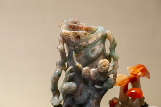 故宮珍寶館瑪瑙雕靈芝松樁式花插