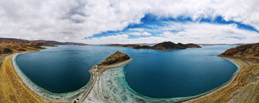 全景航拍西藏羊卓雍措湖面的小島