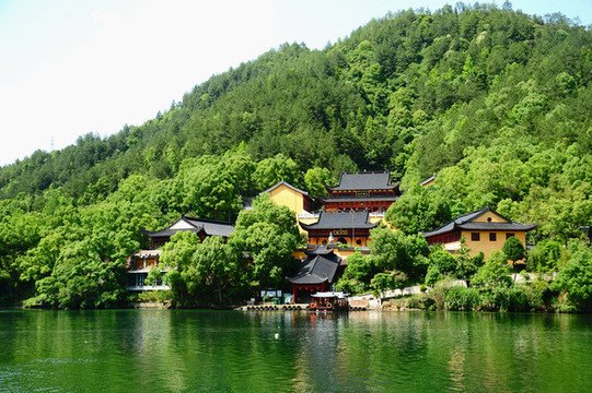 浙江麗水湖邊青山叢中的慧云寺