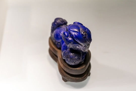 北京故宮珍寶館青金石雕臥獅