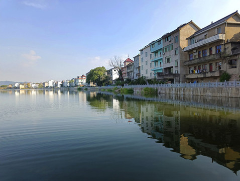 綠水青山河岸風景