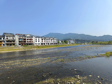 山村溪流水