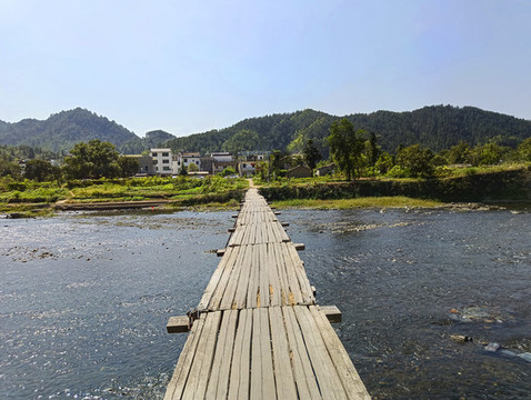 溪流簡(jiǎn)易木橋