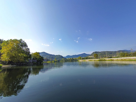水岸山村