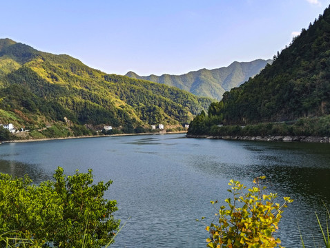 新安江兩岸
