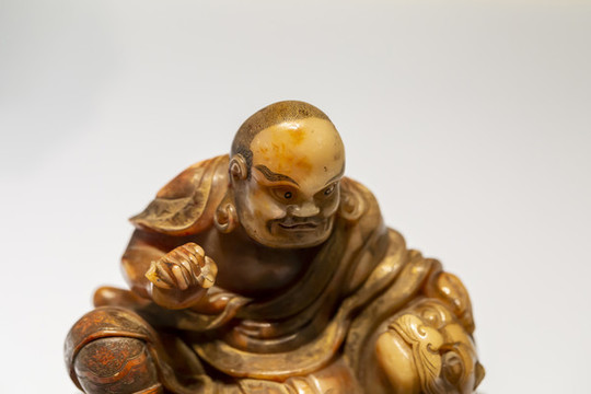 北京故宮珍寶館壽山石雕伏虎羅漢