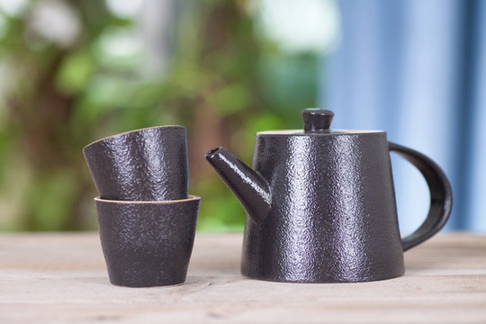 桌子上一把茶壺和兩個(gè)茶杯