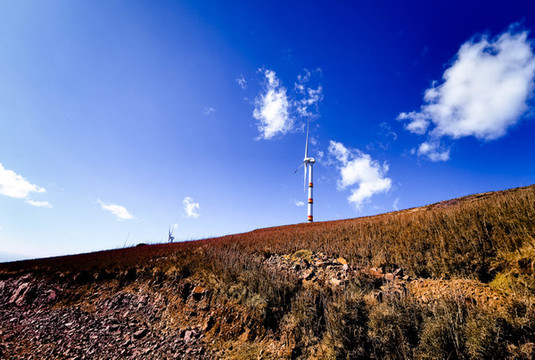 川西草原風(fēng)力發(fā)電廠海子湖泊