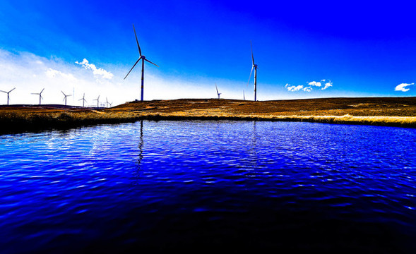 川西草原風(fēng)力發(fā)電廠海子湖泊