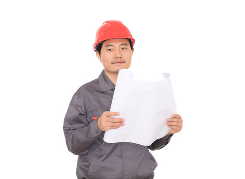 頭戴安全帽的工程師正在看圖紙