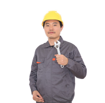 手拿扳手頭戴黃色安全帽的工人