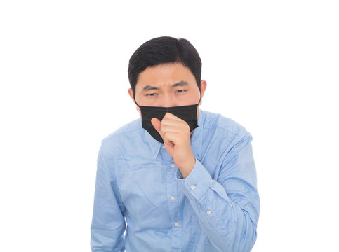 男士在白背景前使勁干咳