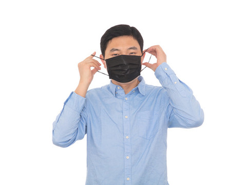 自我阻止冠狀肺炎傳播的男士