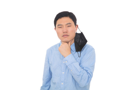 嗓子不太舒服的男士