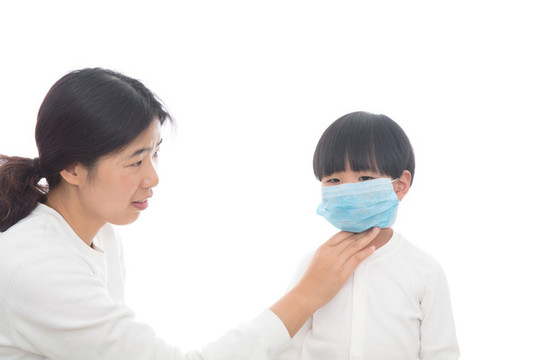 媽媽幫女兒戴上口罩進(jìn)行防護(hù)