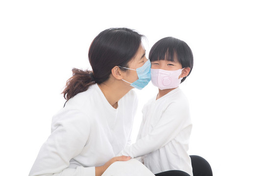 媽媽在親戴著口罩的女兒
