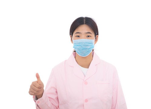 白背景前穿著粉色護(hù)士服的護(hù)士