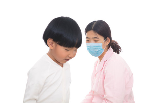 年輕護(hù)士在給小女孩患者護(hù)理