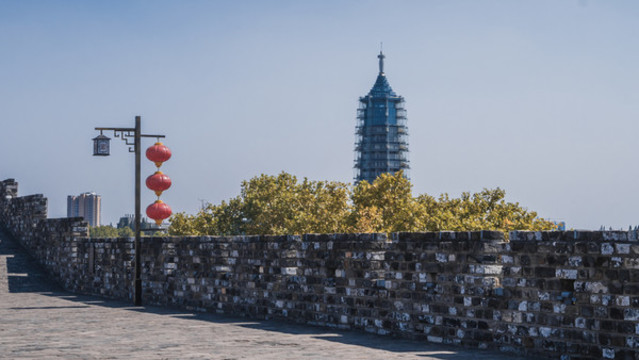 初秋南京城墻與大報(bào)恩塔