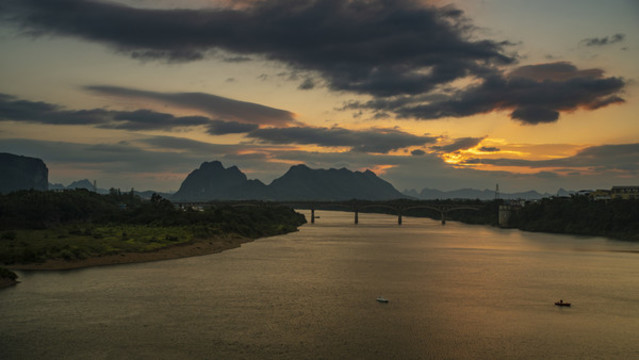 夕陽(yáng)風(fēng)光江河河面波光粼粼