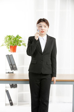 商務(wù)女性拿放大鏡擺拍