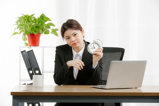 商務(wù)女性在辦公室擺拍