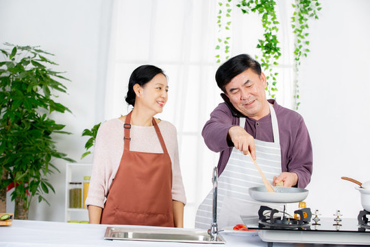 夫妻在廚房一起烹飪