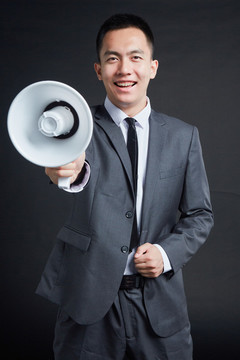 男性著正裝拿擴音器宣布通知
