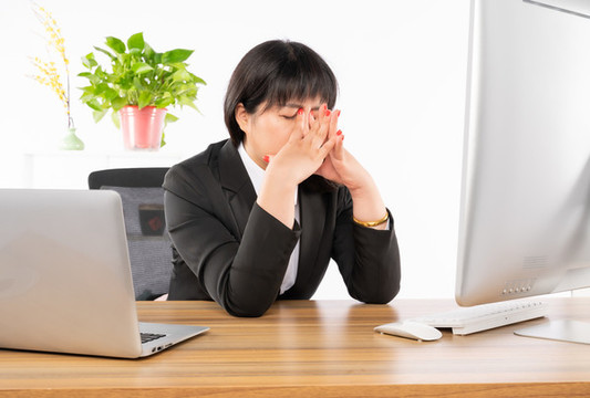 商務(wù)女性在辦公室休息