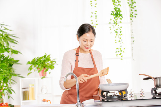 中老年女士在廚房做烹飪