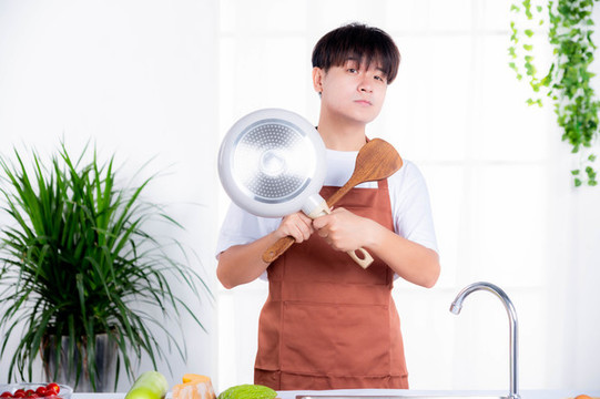 青年男性在廚房準(zhǔn)備做飯