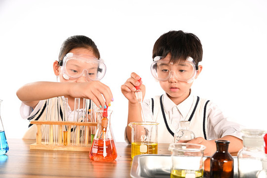 兩個(gè)小學(xué)生做課堂實(shí)驗(yàn)