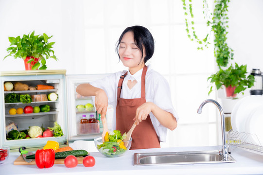 女性在廚房開冰箱