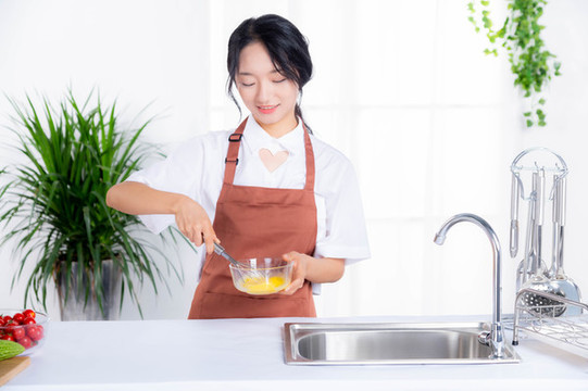 女人在廚房打雞蛋