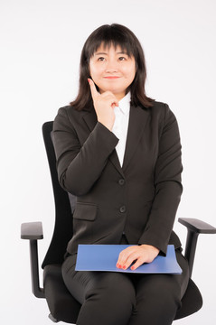 商務(wù)女性坐著微笑思考