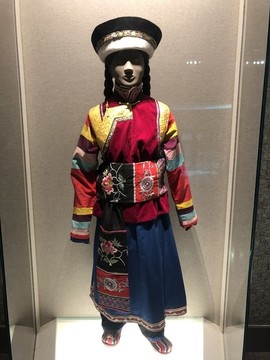 土族繡花鑲邊女服