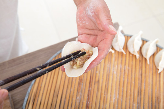 中國傳統(tǒng)節(jié)日前家人正在制作餃子