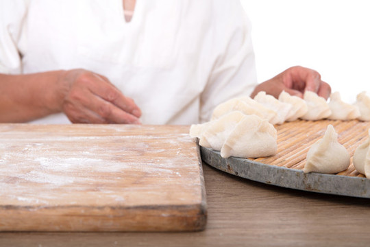 中國傳統(tǒng)美食制作捏餃子手部特寫