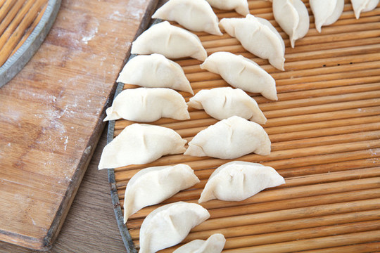 圓形托盤上包好的白面餃子