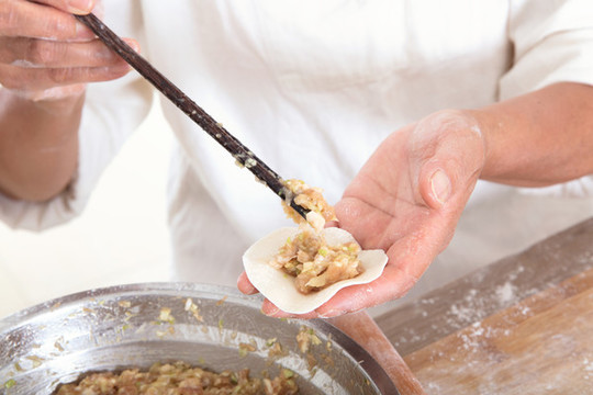 中國(guó)傳統(tǒng)節(jié)日食品餃子的制作