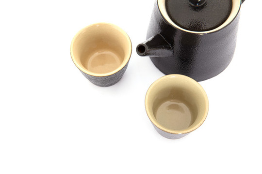 白背景上的一個(gè)茶壺和兩個(gè)茶杯