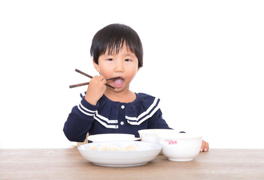 即將吃飽而玩耍的中國小女孩